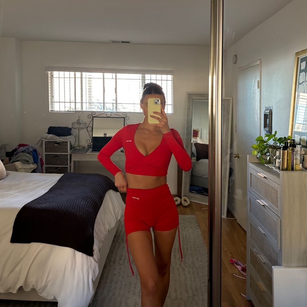 Bo+Tee Active Set - Long Sleeve Crop Top & High-Waist Ruched Shorts